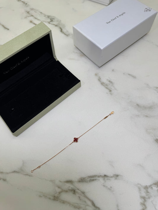 VCA Sweet Alhambra Bracelet 紅玉髓