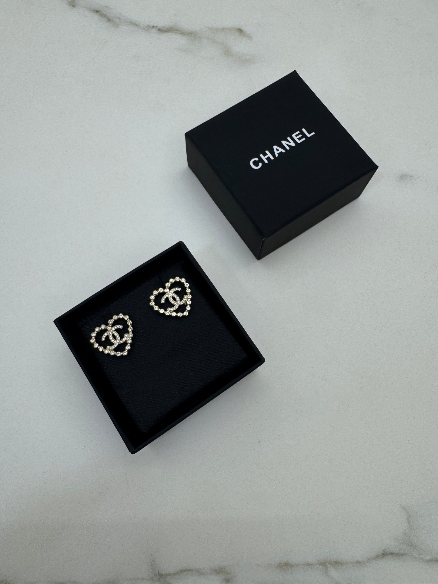 CHANEL 25P 淺金色心形鏤空耳環