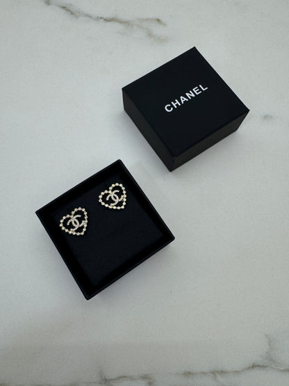 CHANEL 25P 淺金色心形鏤空耳環