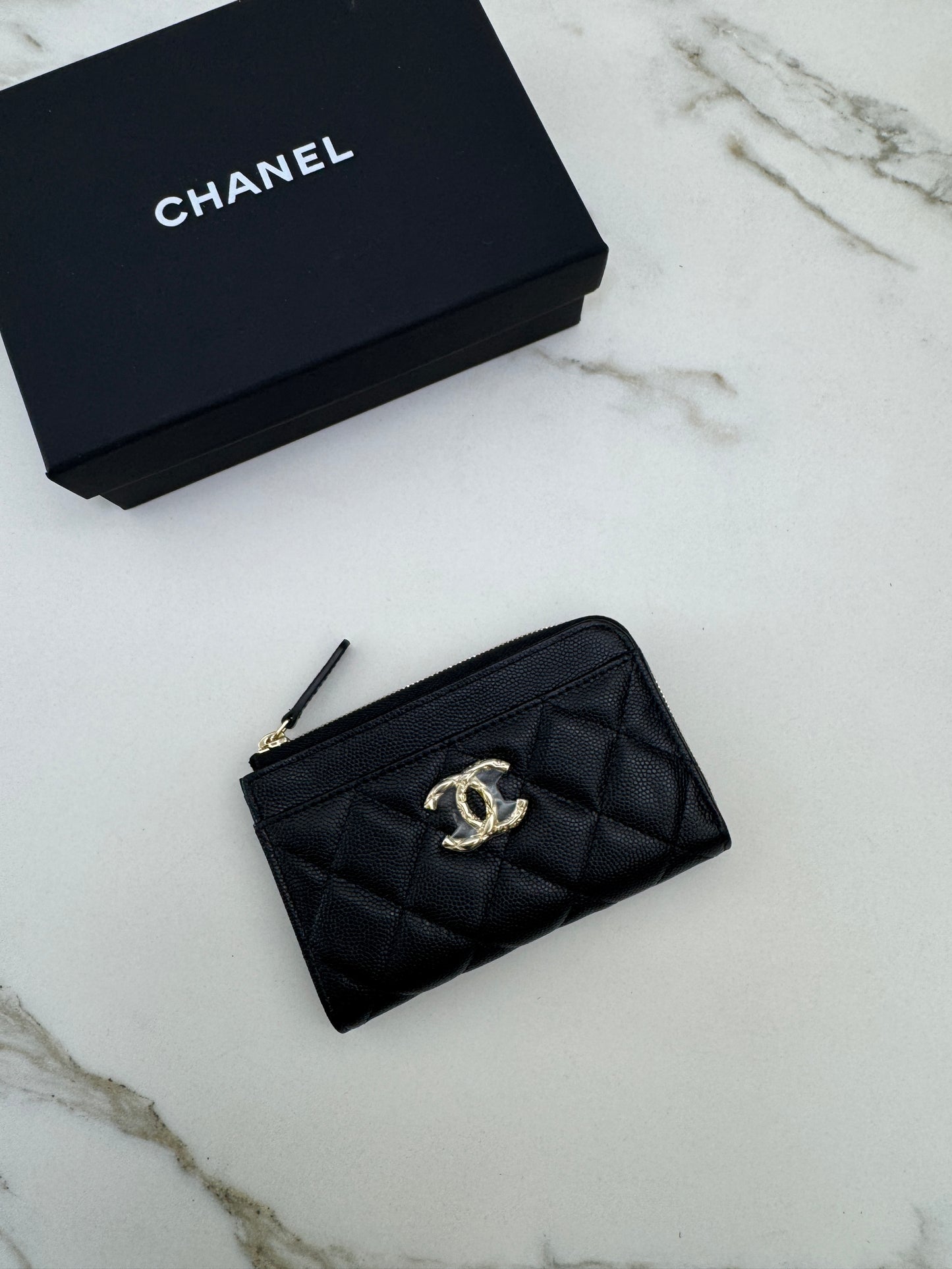 CHANEL 雕刻扣L型拉鏈小錢包