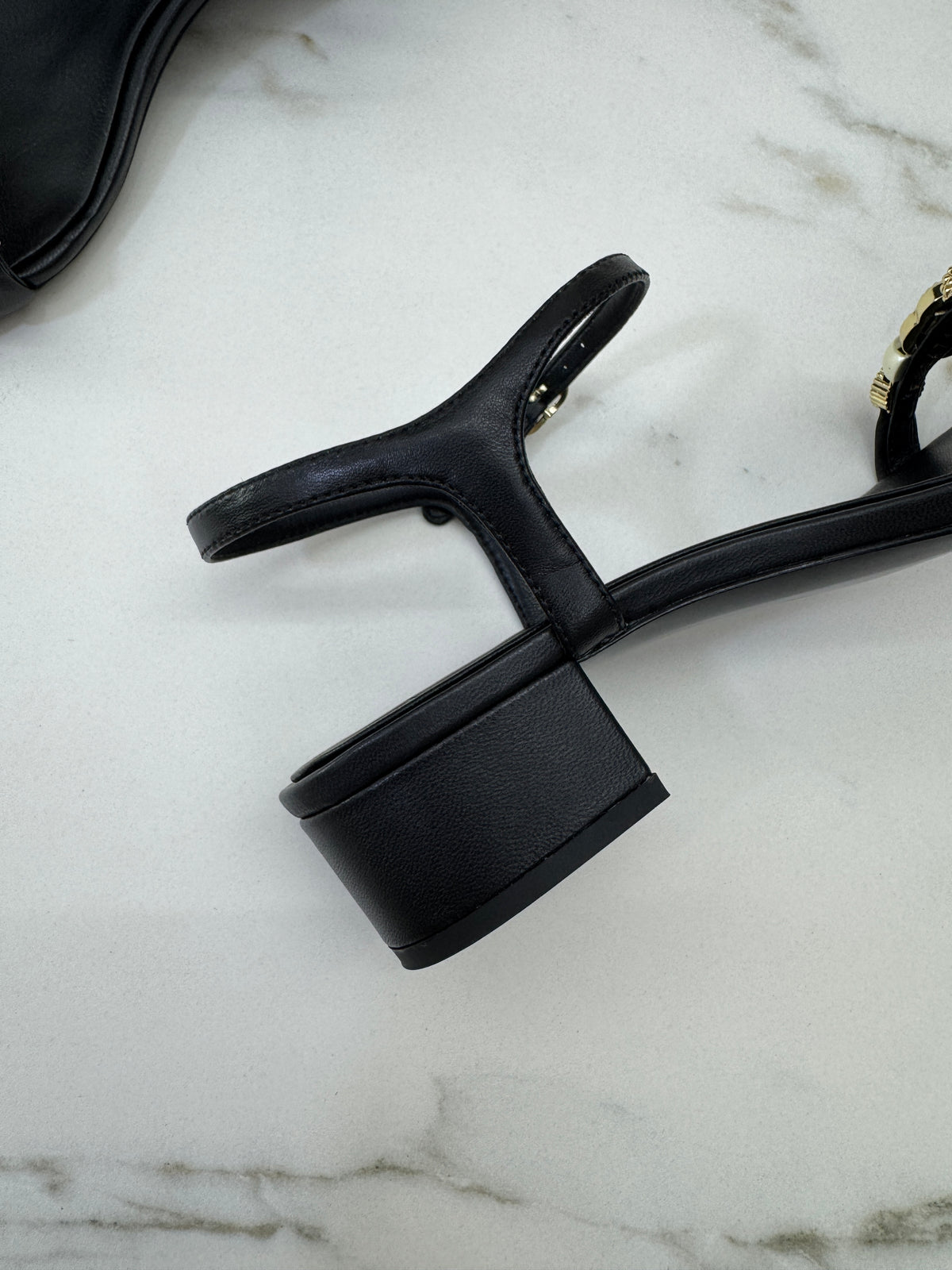 CHANEL 26P 珍珠一字帶粗跟涼鞋 黑色