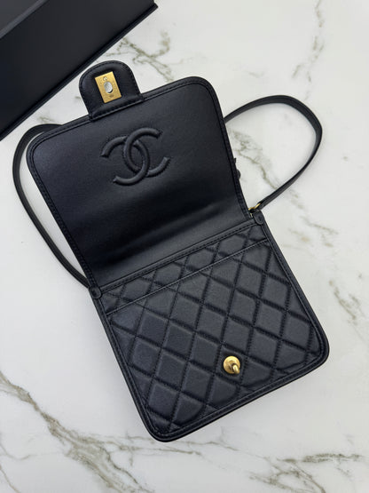 CHANEL 25B 四葉草郵差背包