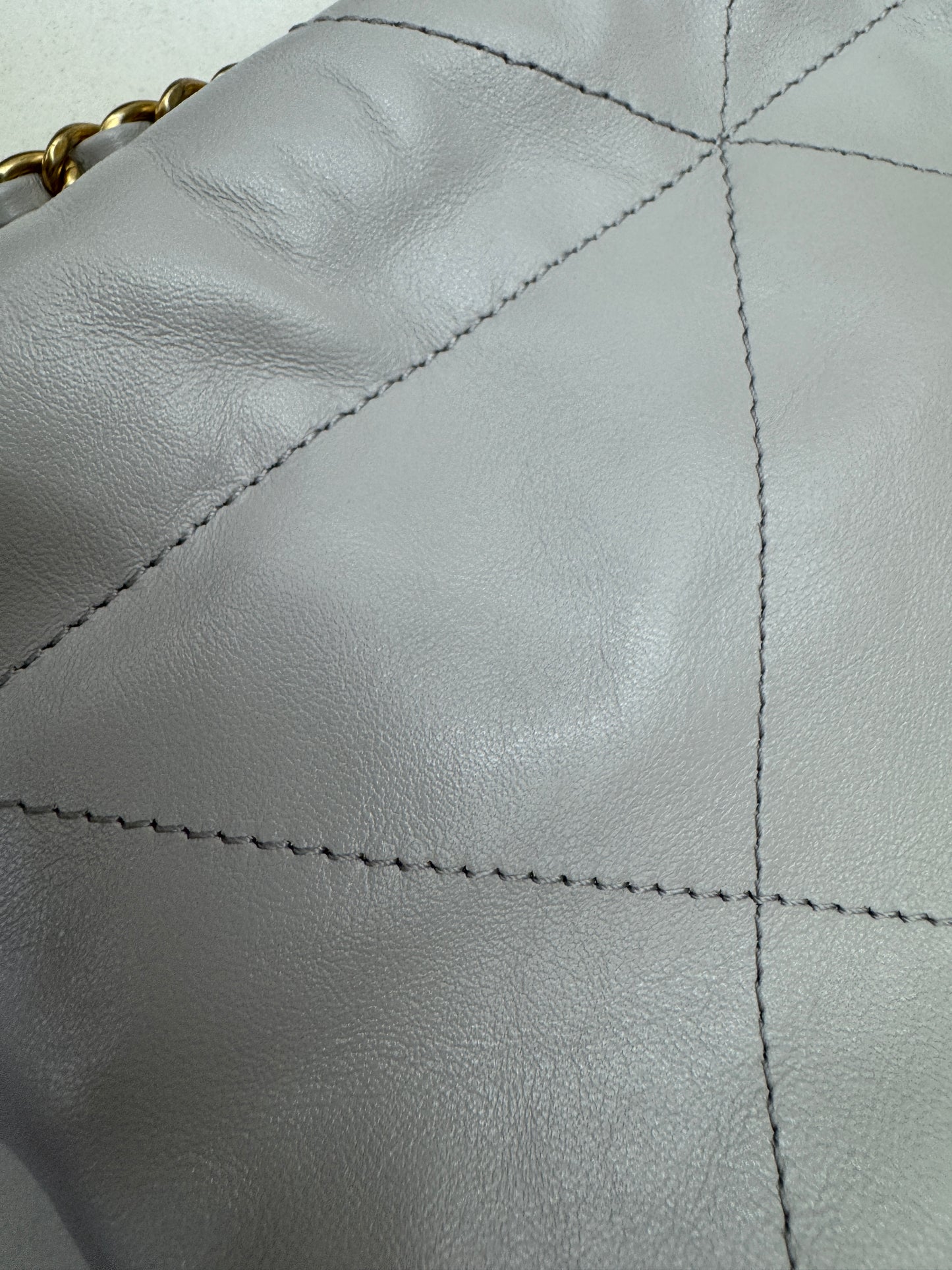 CHANEL Mini 22 Bag 25P淺灰色 新版磁吸扣