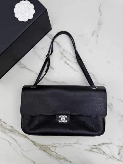 CHANEL 26S Maxi Flap Bag 黑銀小號（32cm)