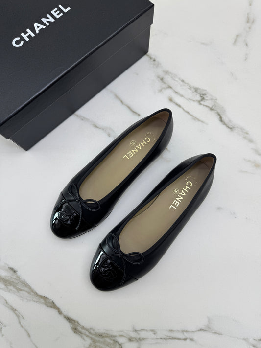 CHANEL 羊皮拼漆皮芭蕾舞鞋