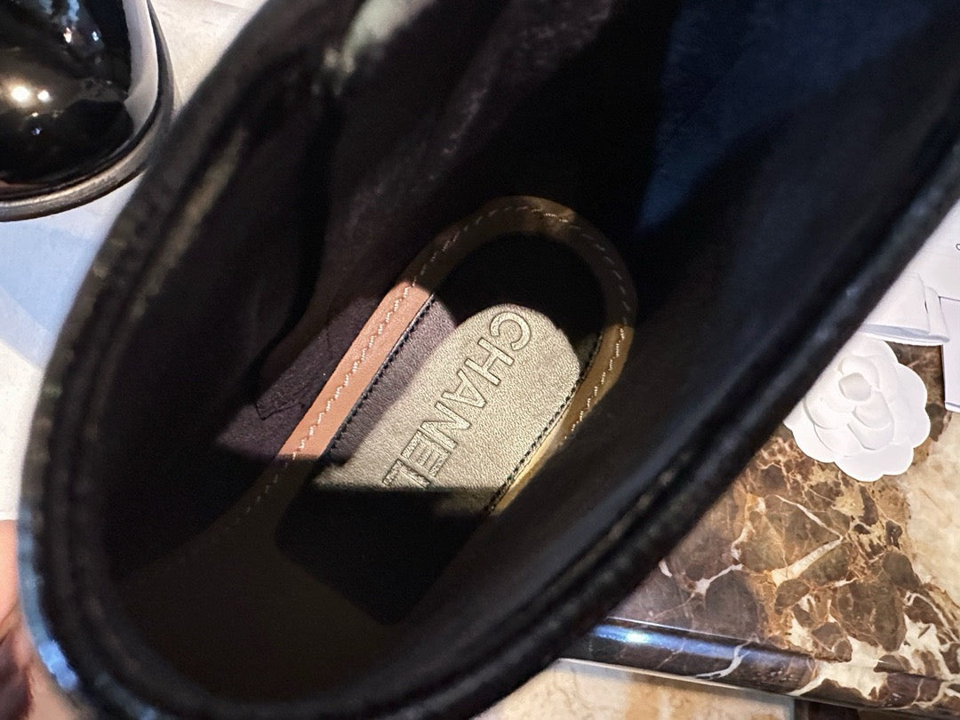 CHANEL 皺漆皮短靴￼23A