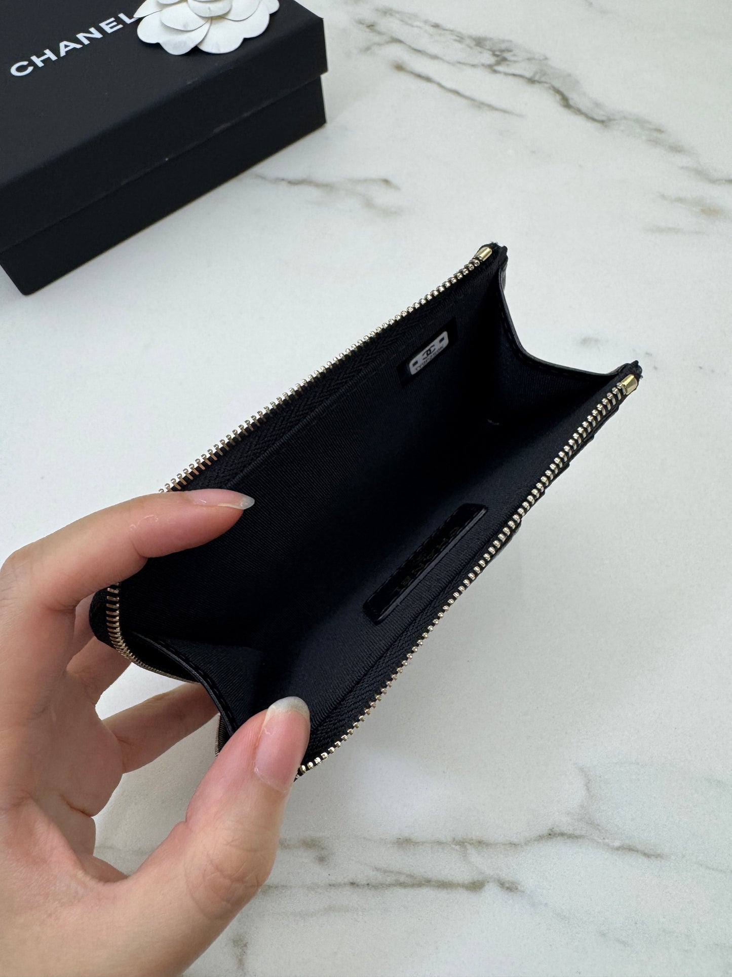 CHANEL L型拉鏈卡包 雕刻菱格扣