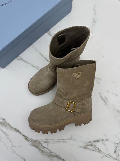 PRADA 卡其色麂皮中筒靴