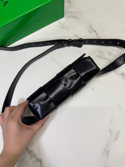 BV 8格油臘皮腰包