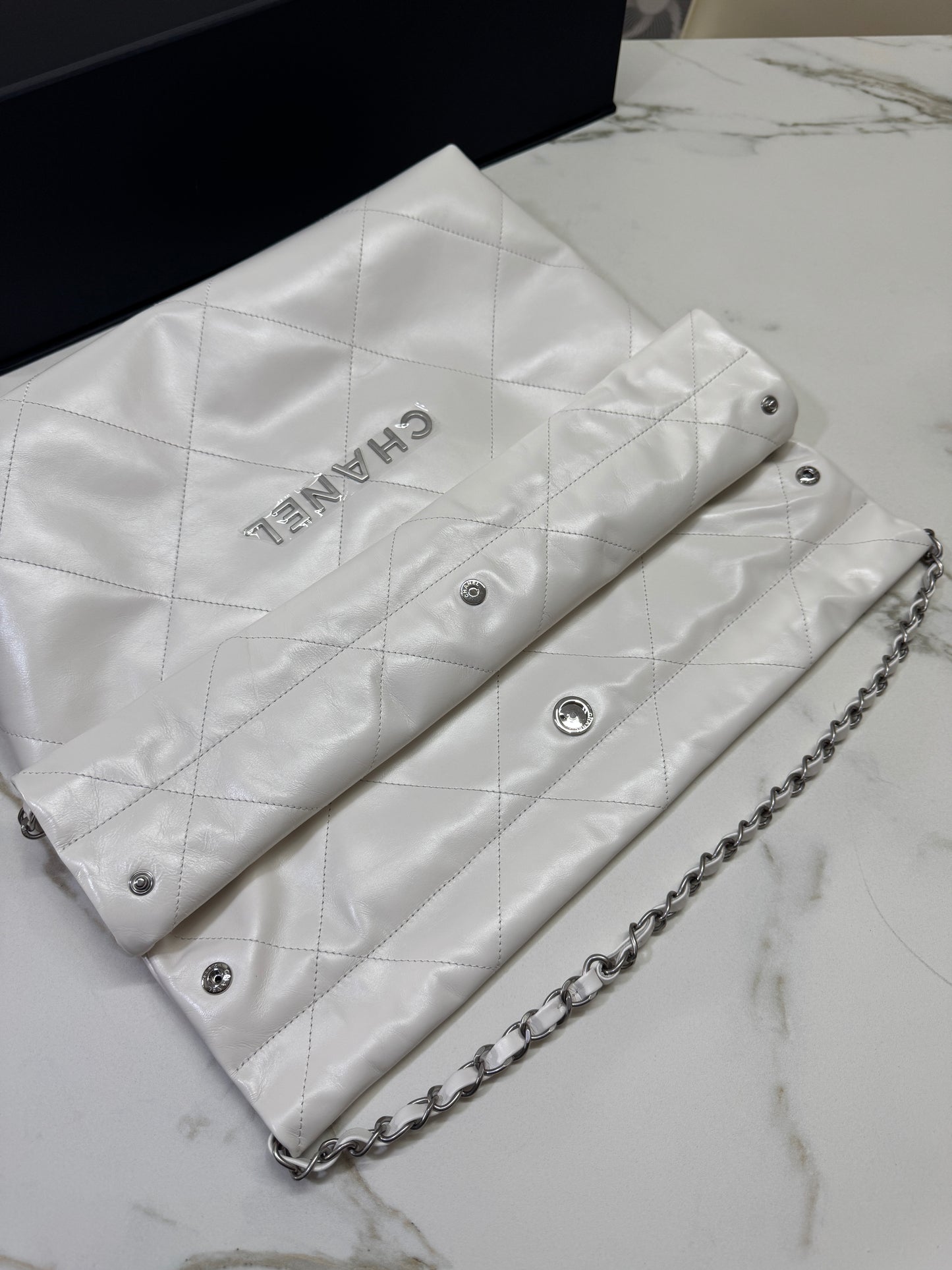 CHANEL 22 Bag Medium 白銀