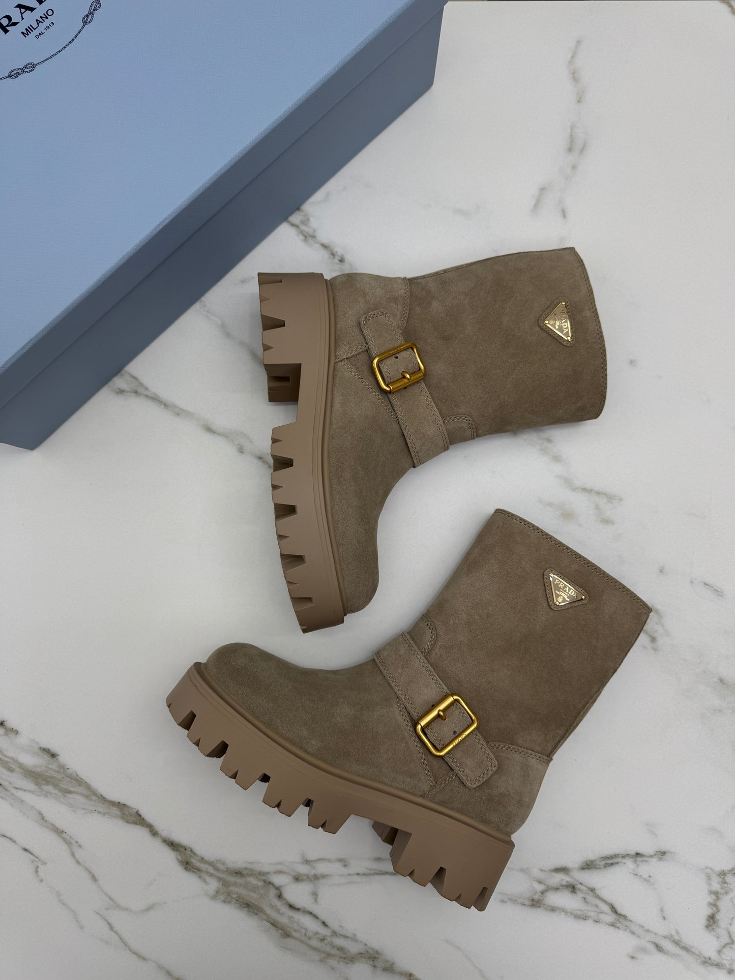 PRADA 卡其色麂皮中筒靴