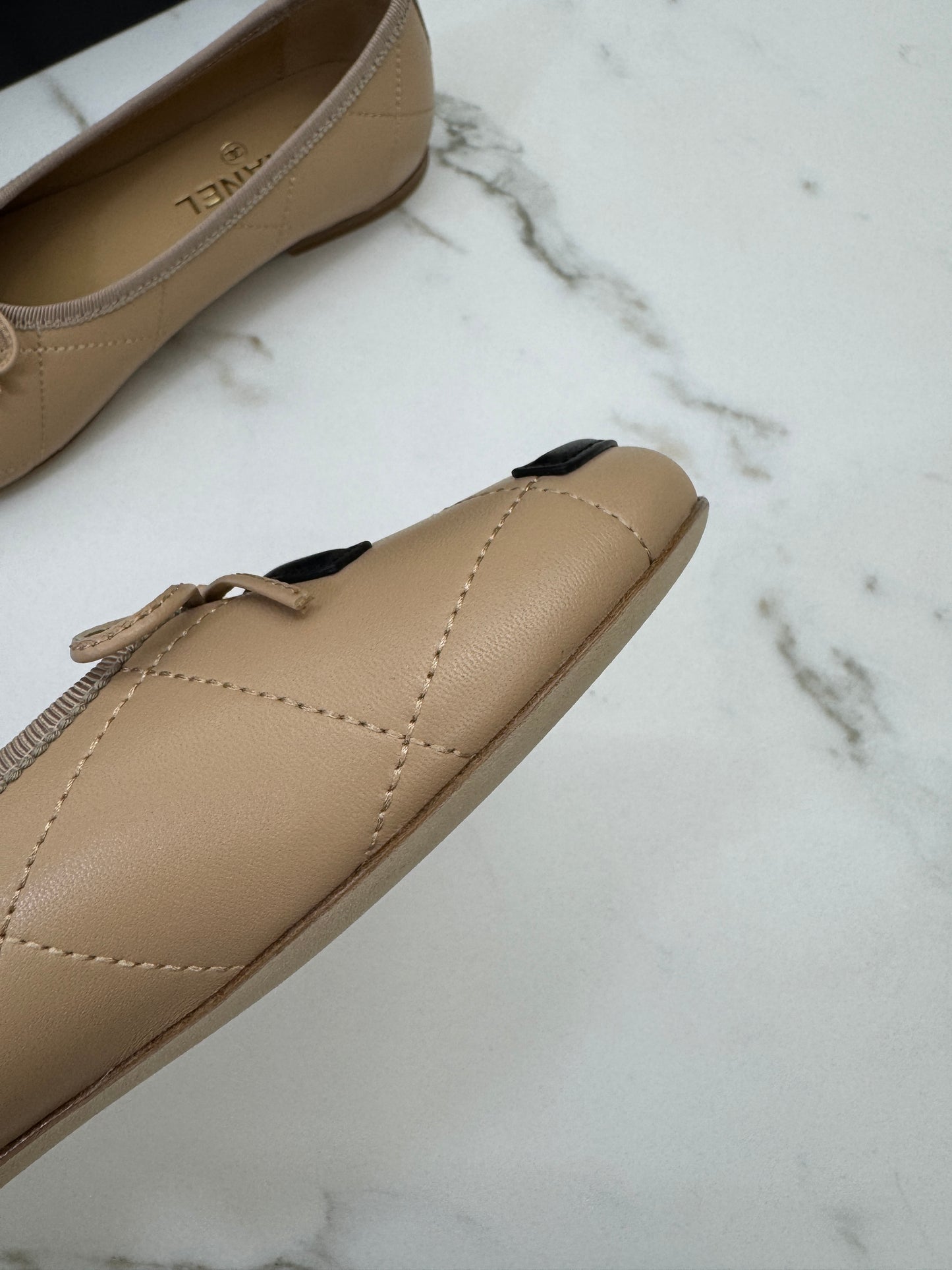 CHANEL Cambon Ballet Flats 杏拼黑 Beige