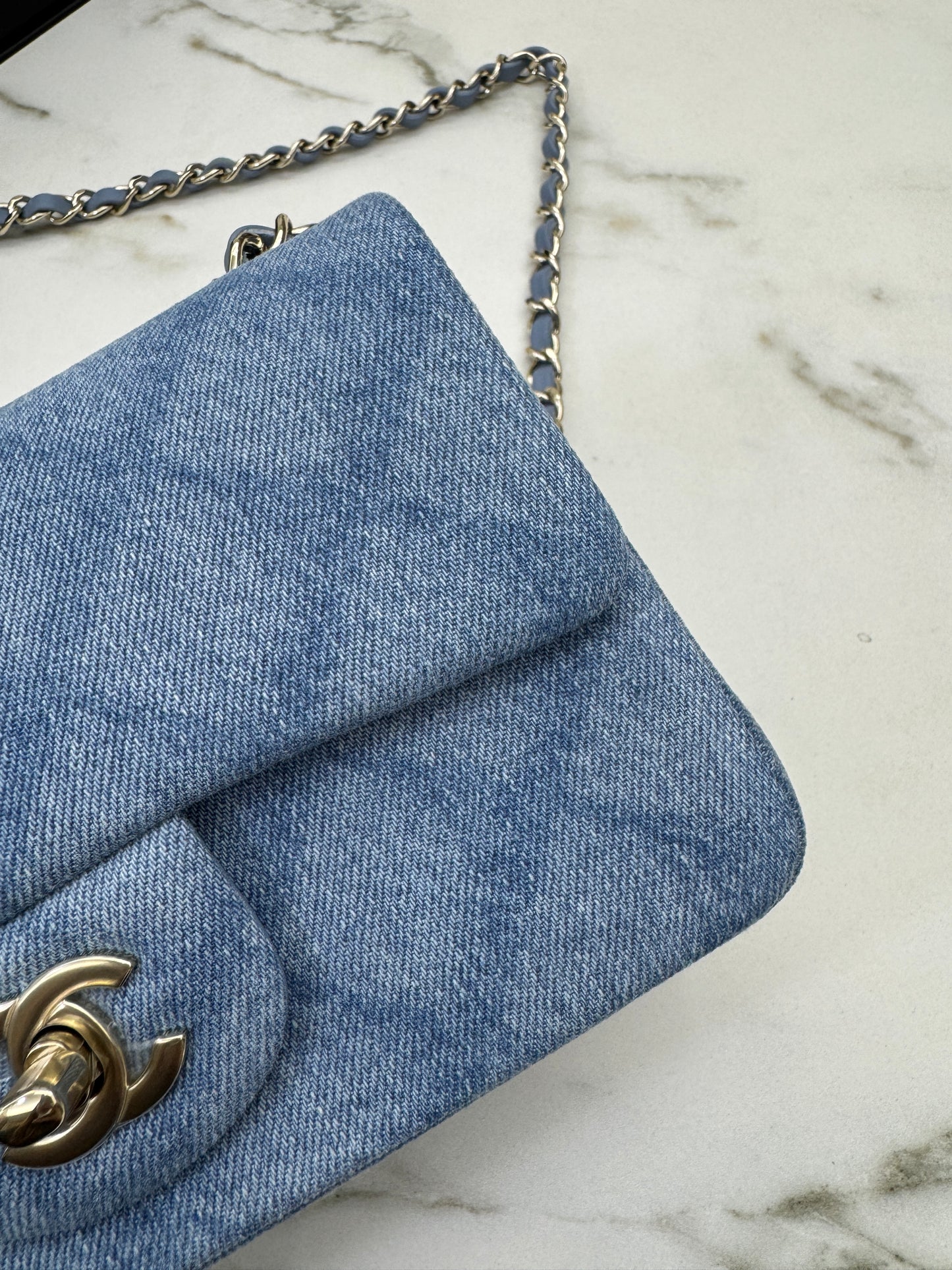 CHANEL 22B 淺藍牛仔 Mini CF20