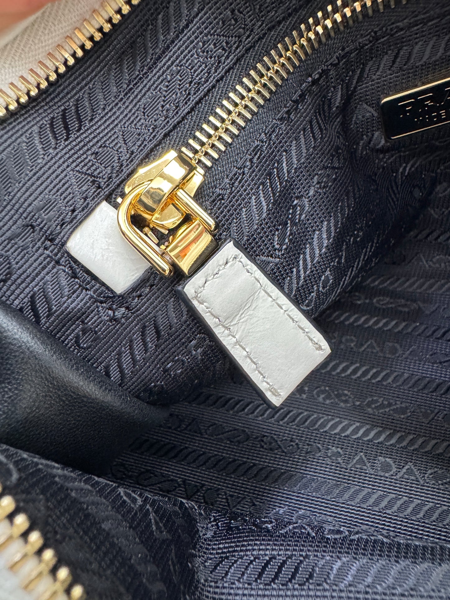 PRADA Bonnie Hobo 白色油蠟皮
