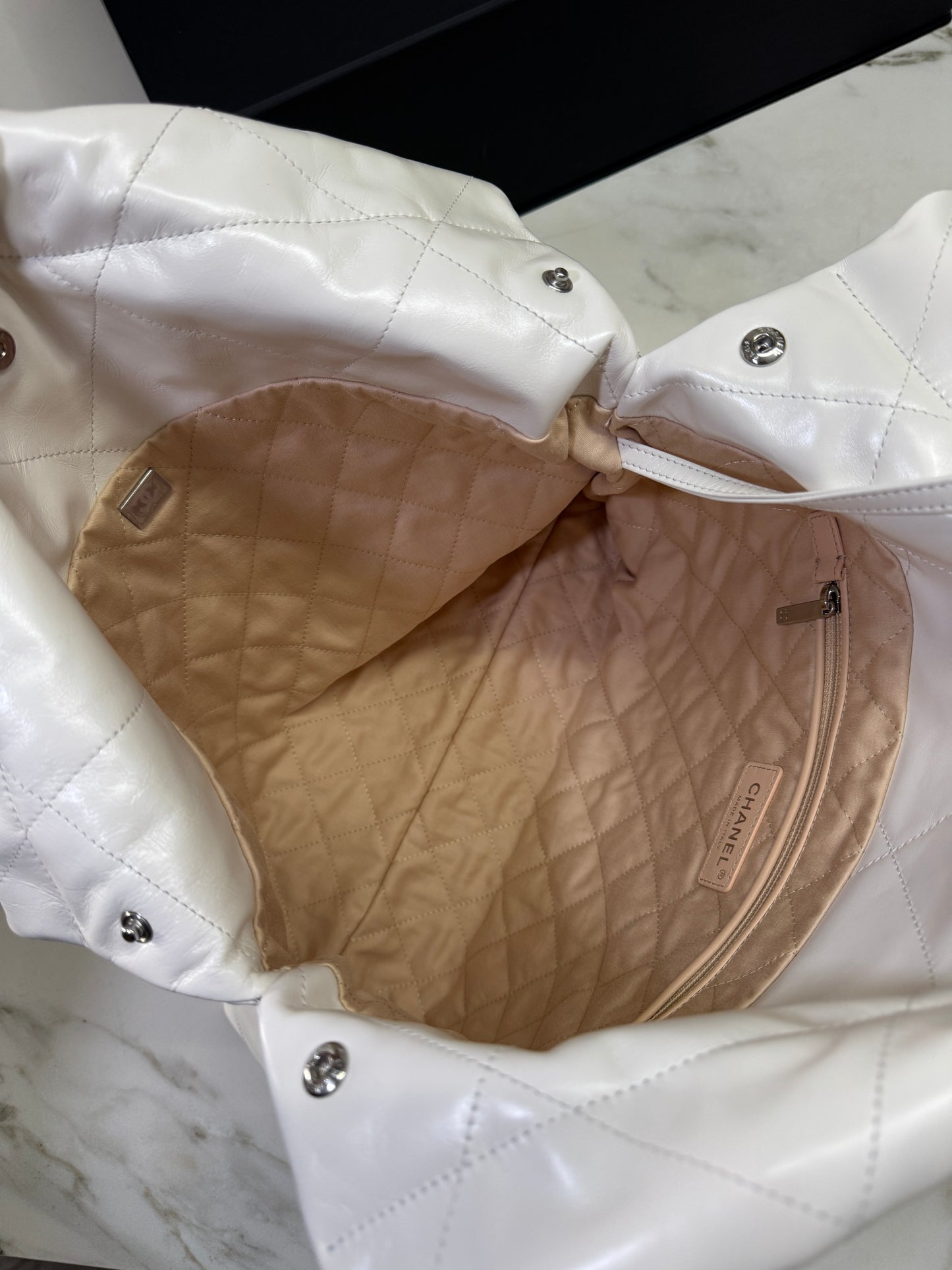 CHANEL 22 Bag Medium 白銀