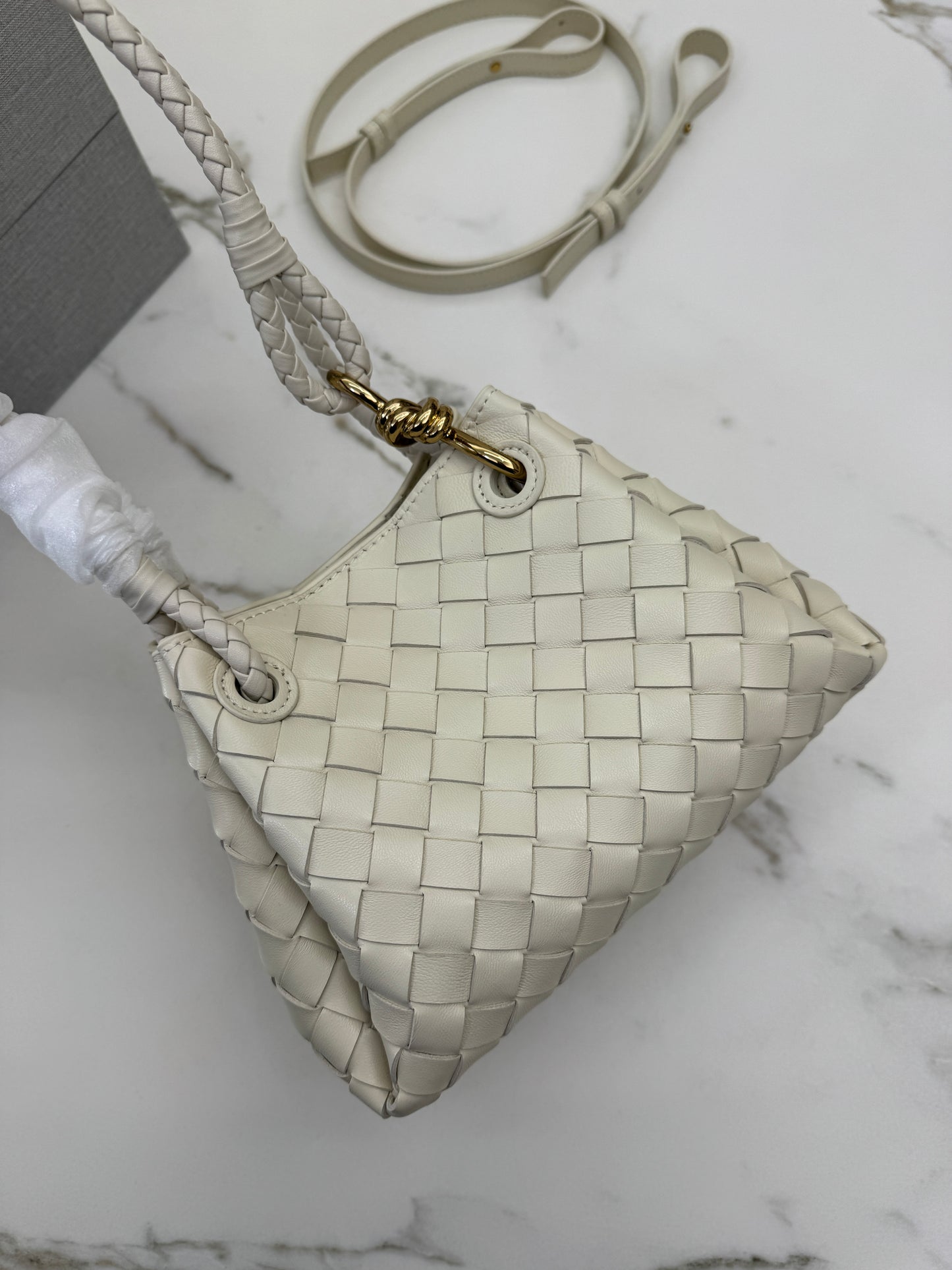 BV Parachute Small 海鹽白 Sea Salt