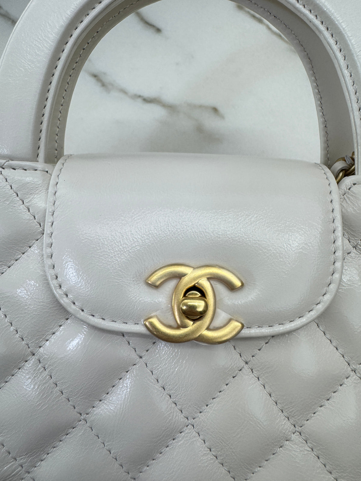 CHANEL Kelly 白色皺紋光面牛皮