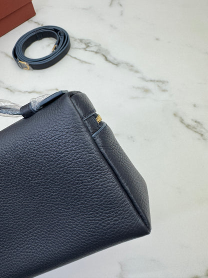 LORO PIANA Extra Pocket 19 海軍藍金扣