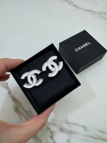 CHANEL 25S 白色琺瑯耳環