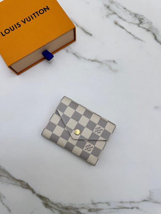 LV N64022 白棋盤三摺錢包 Victorine Wallet Damier Azur Canvas