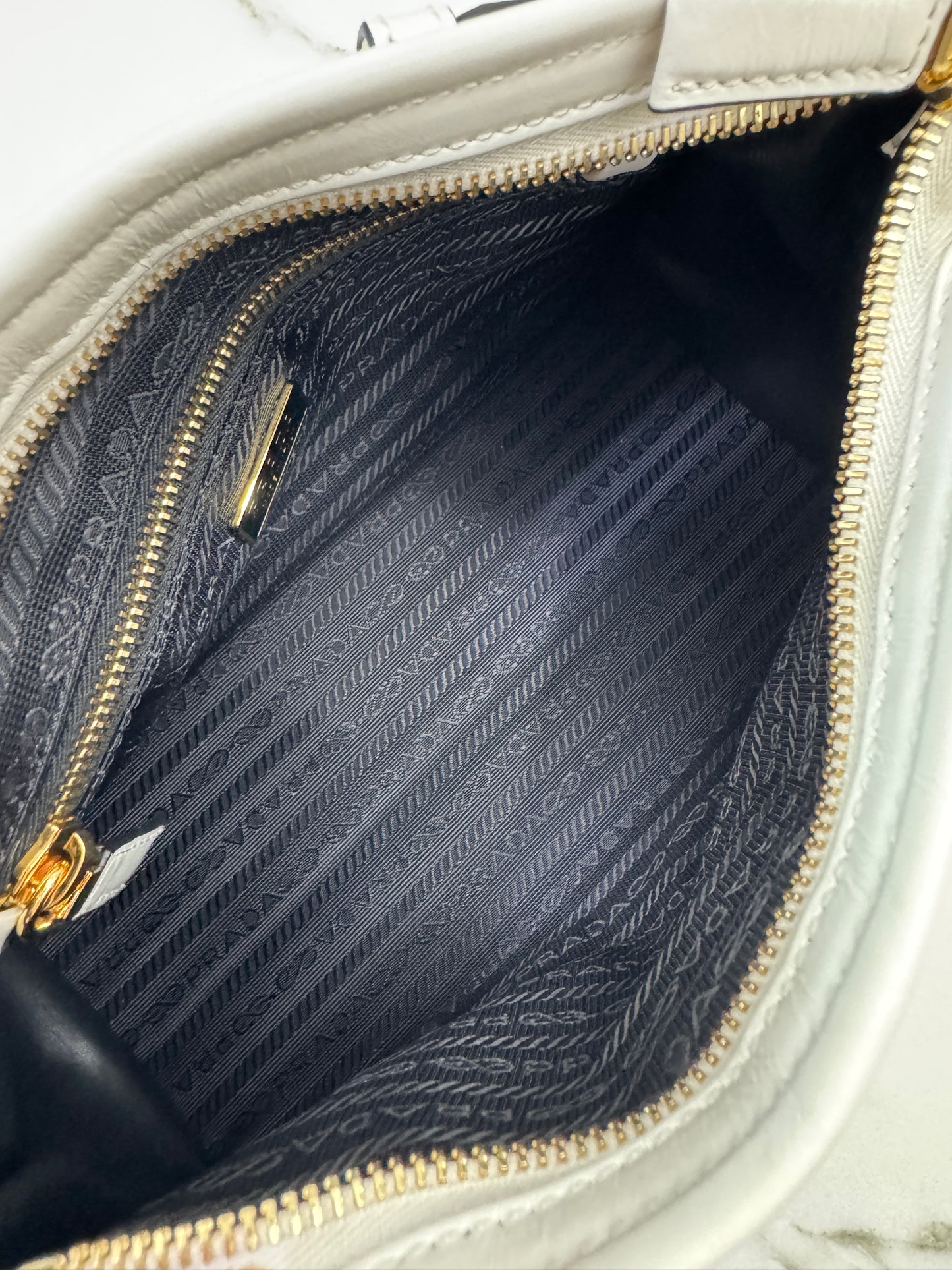 PRADA Bonnie Hobo 白色油蠟皮