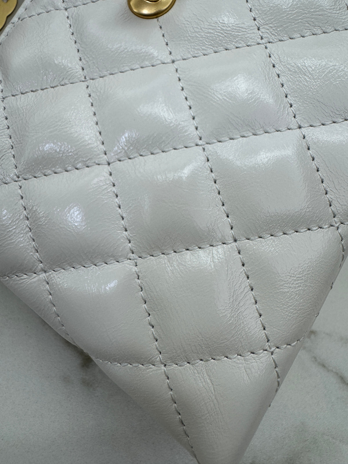 CHANEL Kelly 白色皺紋光面牛皮