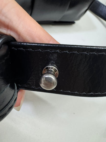 BV 8格油臘皮腰包