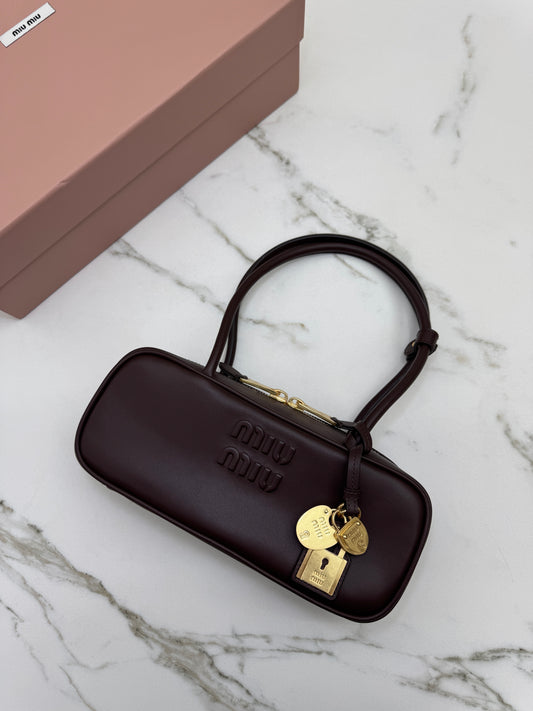 MIU MIU Beau 長柄保齡球 石楠木色 Briarwood