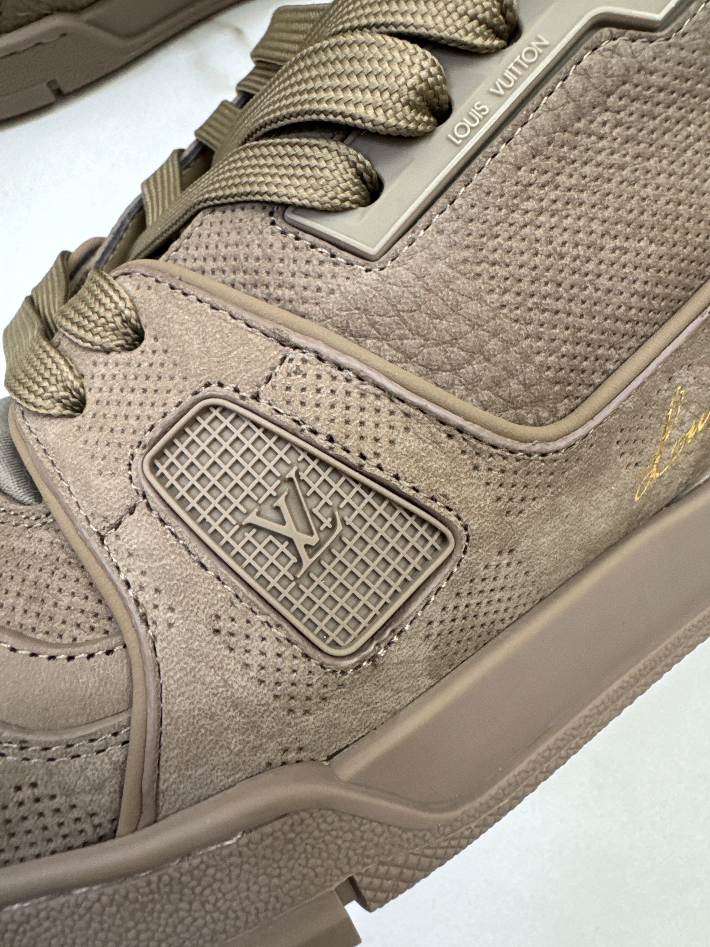 LV Trainer 大象灰 1AH618