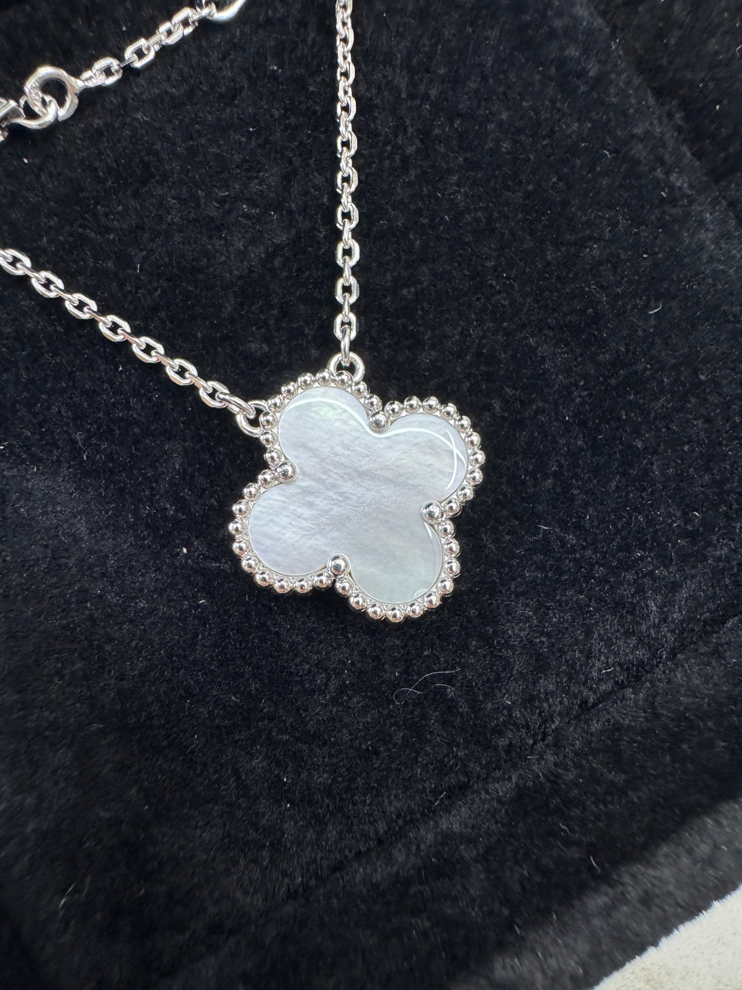 VCA Vintage Alhambra 白金色白貝母