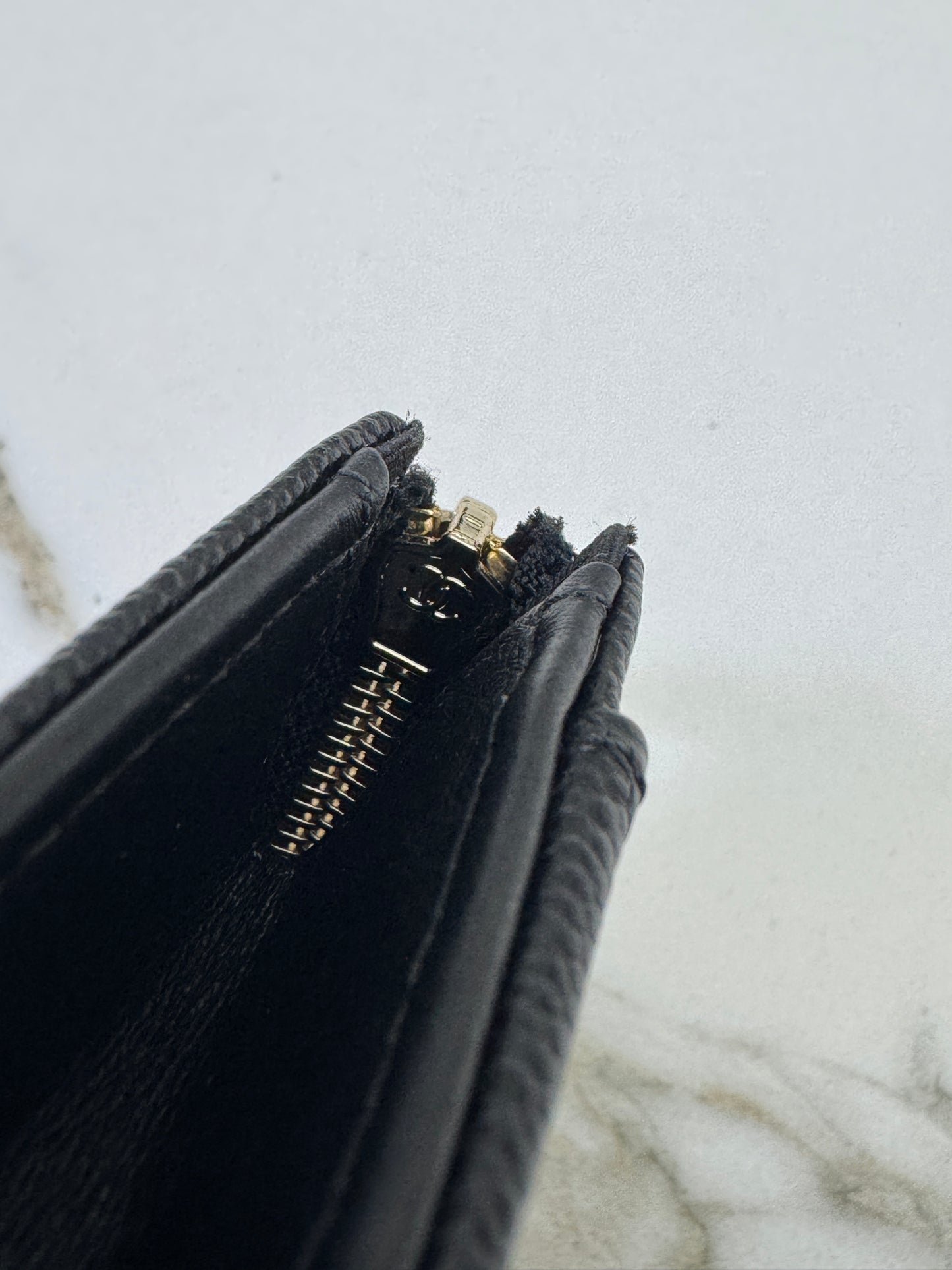 CHANEL 雕刻扣L型拉鏈小錢包
