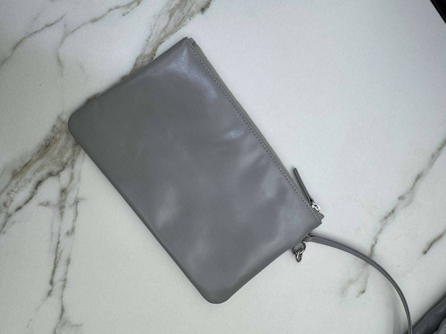 CHANEL 22 Bag Medium 23C淺灰色銀扣