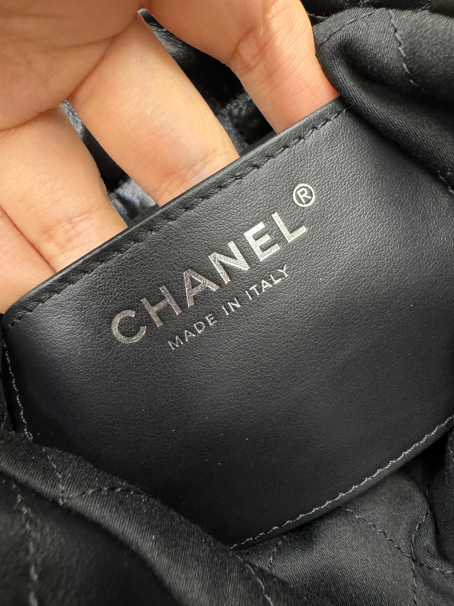 CHANEL Mini 22 Bag 黑銀 【同步最新磁吸扣版】