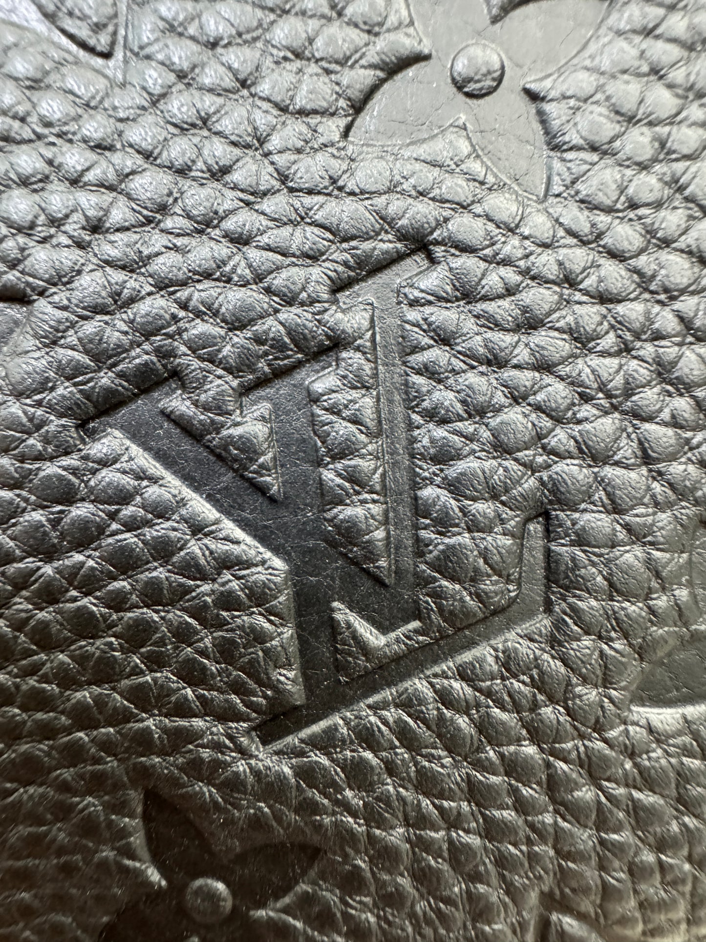 LV Multiple Wallet 黑色皮壓花