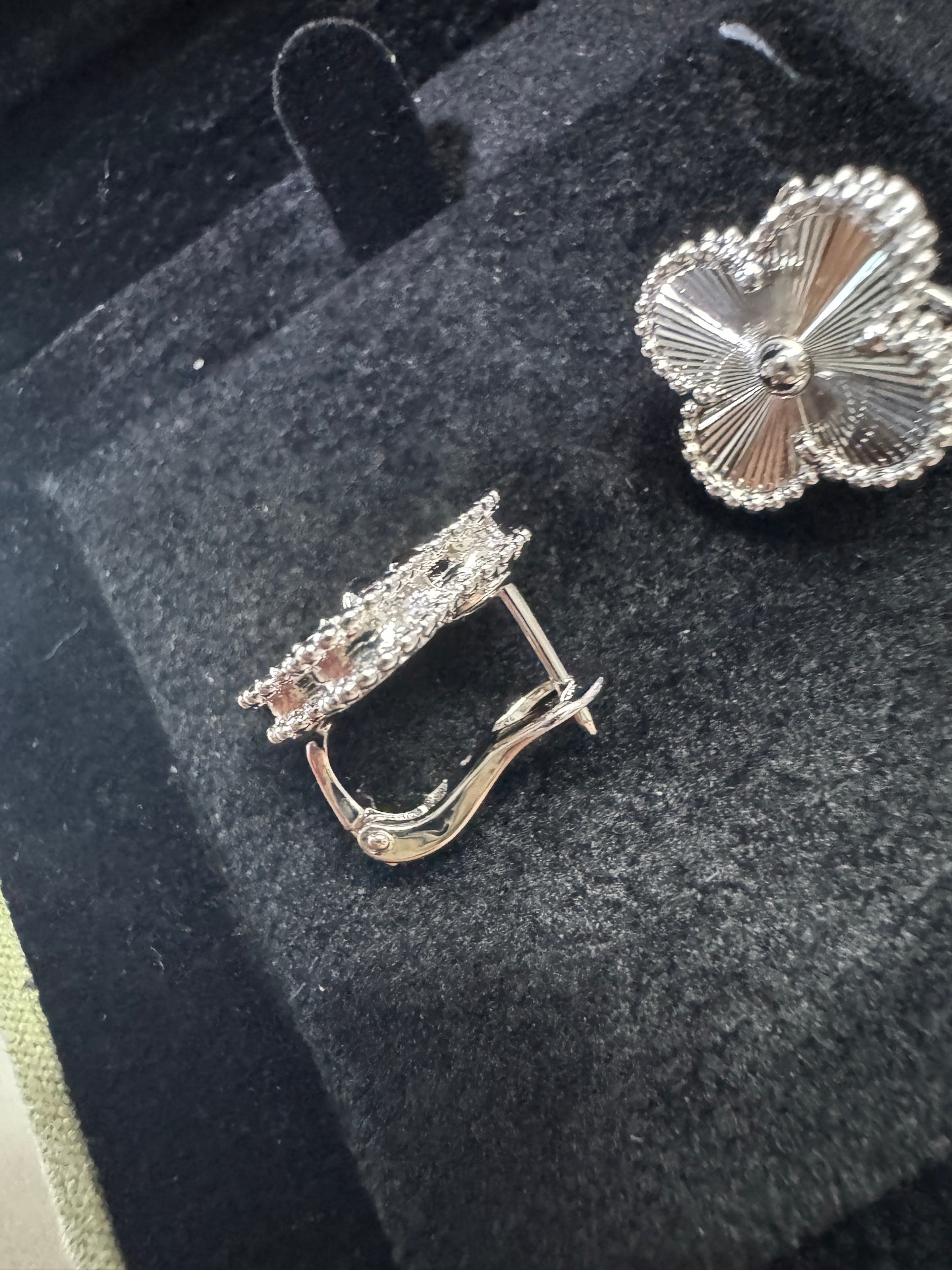 VCA Vintage Alhambra 鐳射白金色耳環