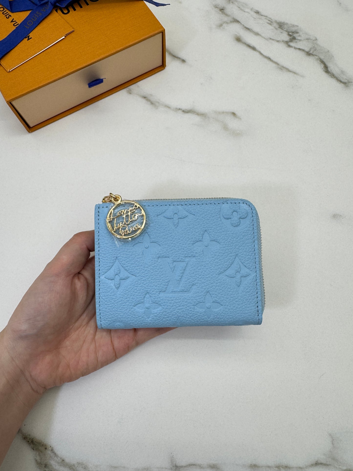 LV L型小錢包 粉藍色全皮壓花 M27669