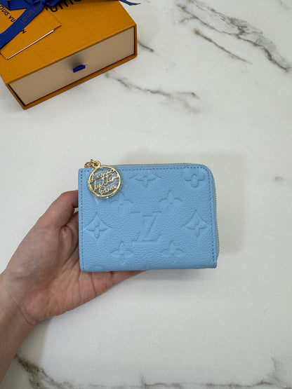 LV L型小錢包 粉藍色全皮壓花 M27669