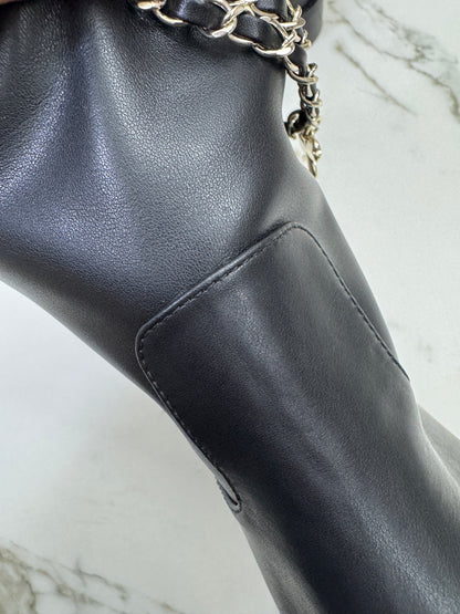 CHANEL 25B 四葉草鏈條短靴