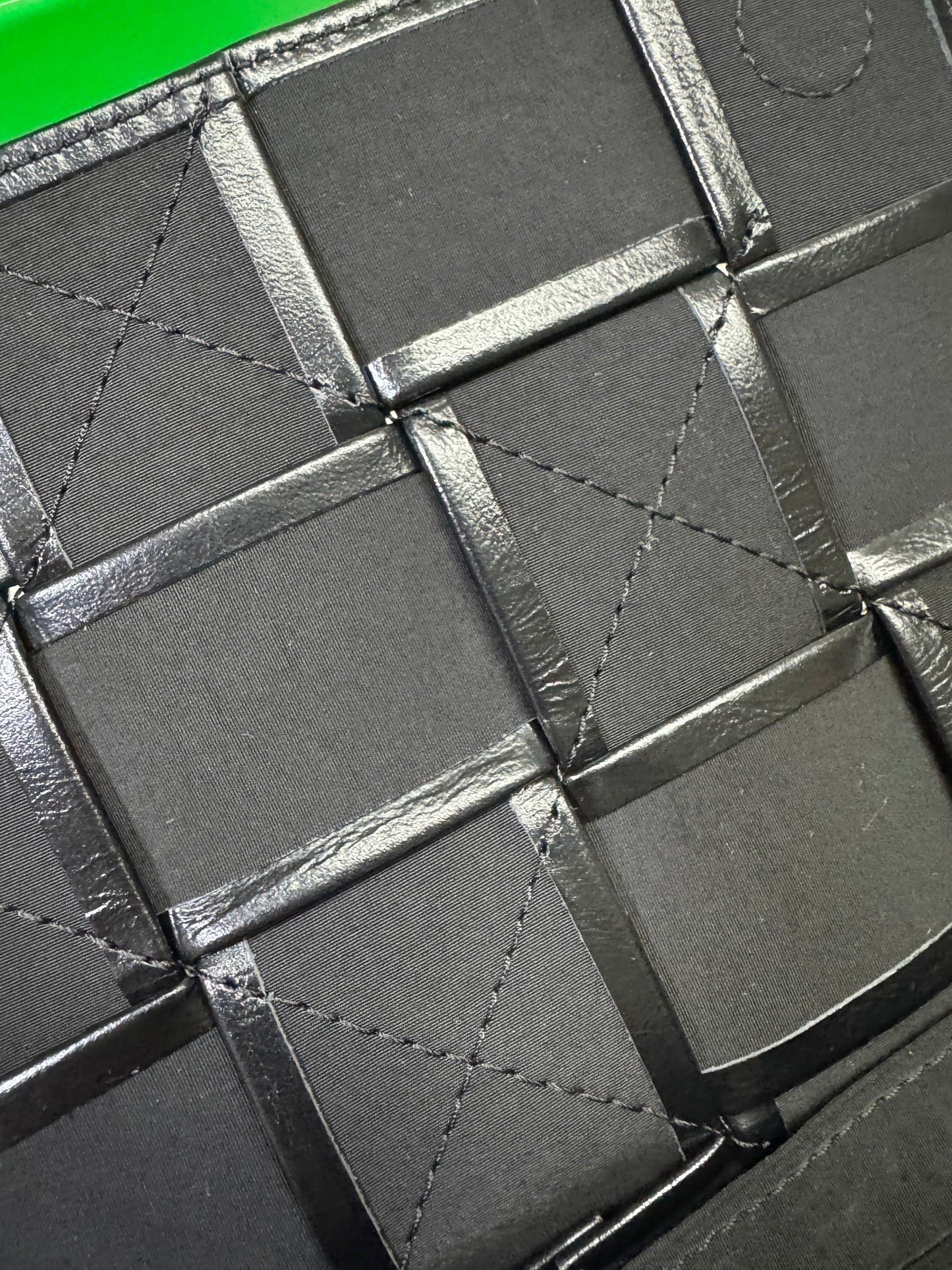 BV 8格油臘皮腰包