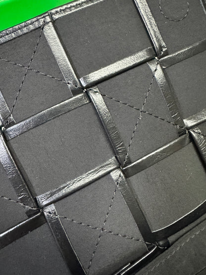 BV 8格油臘皮腰包