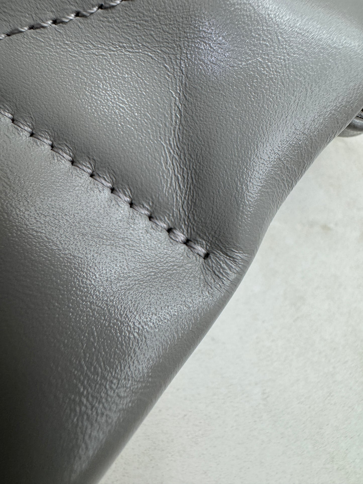 CHANEL 22 Bag Medium 23C淺灰色銀扣