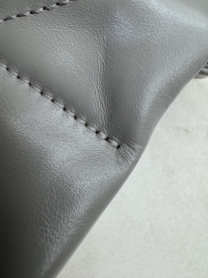 CHANEL 22 Bag Medium 23C淺灰色銀扣