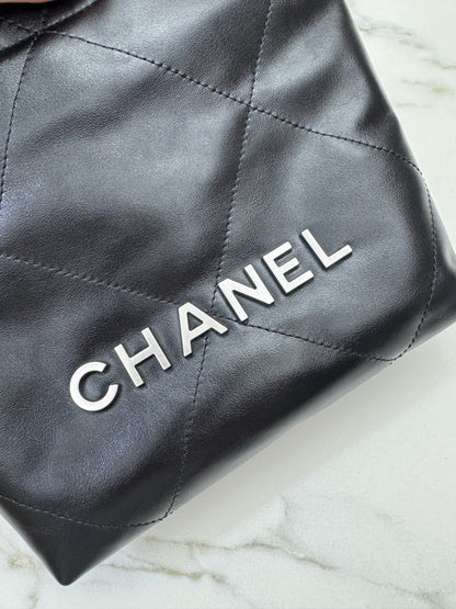 CHANEL Mini 22 Bag 黑銀 【同步最新磁吸扣版】