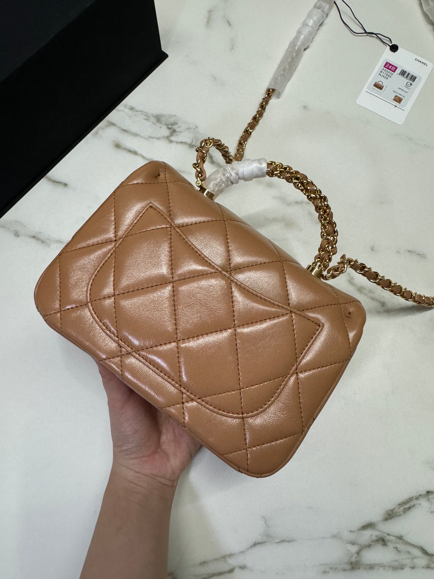 CHANEL 24B 手柄 Flap Bag 小號 奶茶色 亮面小羊皮