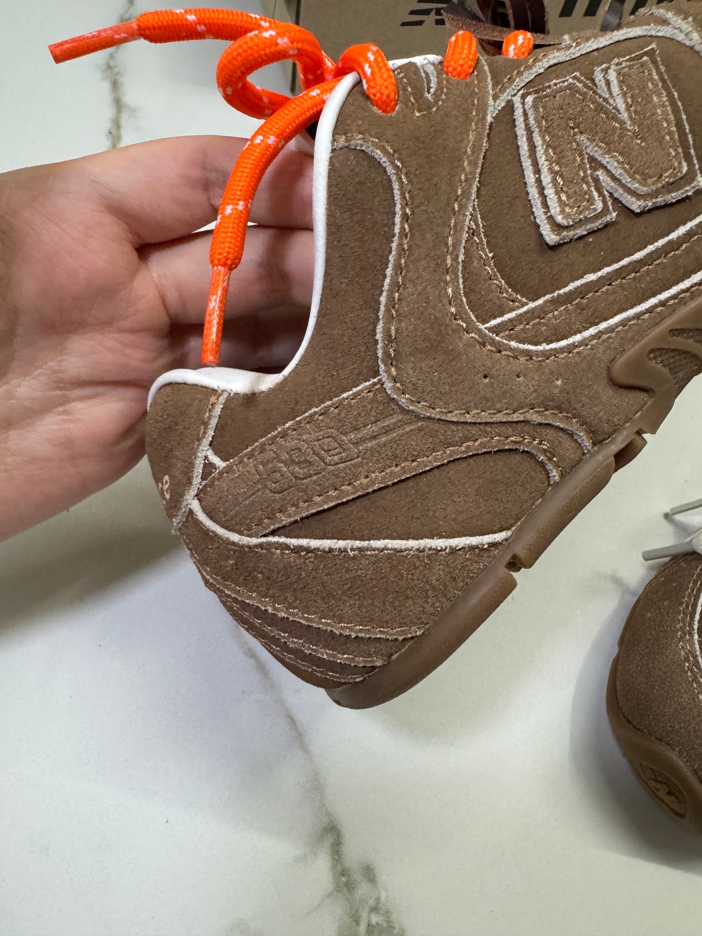 MIU MIU x NEW BALANCE 棕色猄皮軟底運動鞋