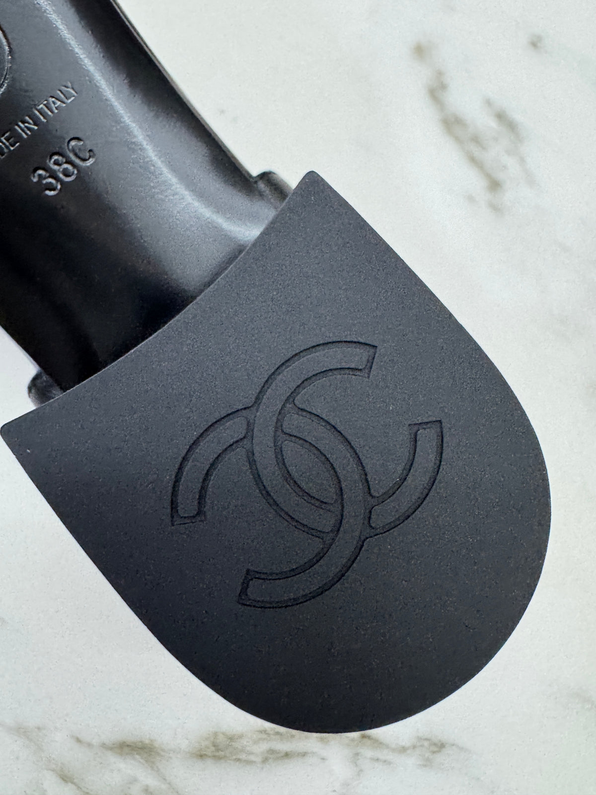 CHANEL 26P 珍珠一字帶粗跟涼鞋 黑色