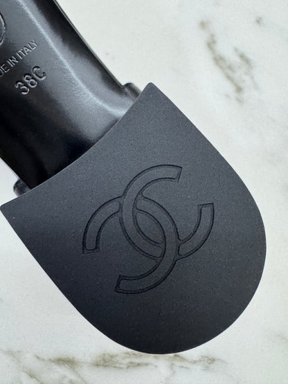 CHANEL 26P 珍珠一字帶粗跟涼鞋 黑色