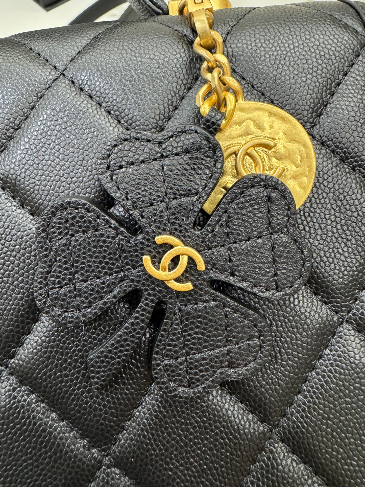 CHANEL 25B 四葉草郵差背包