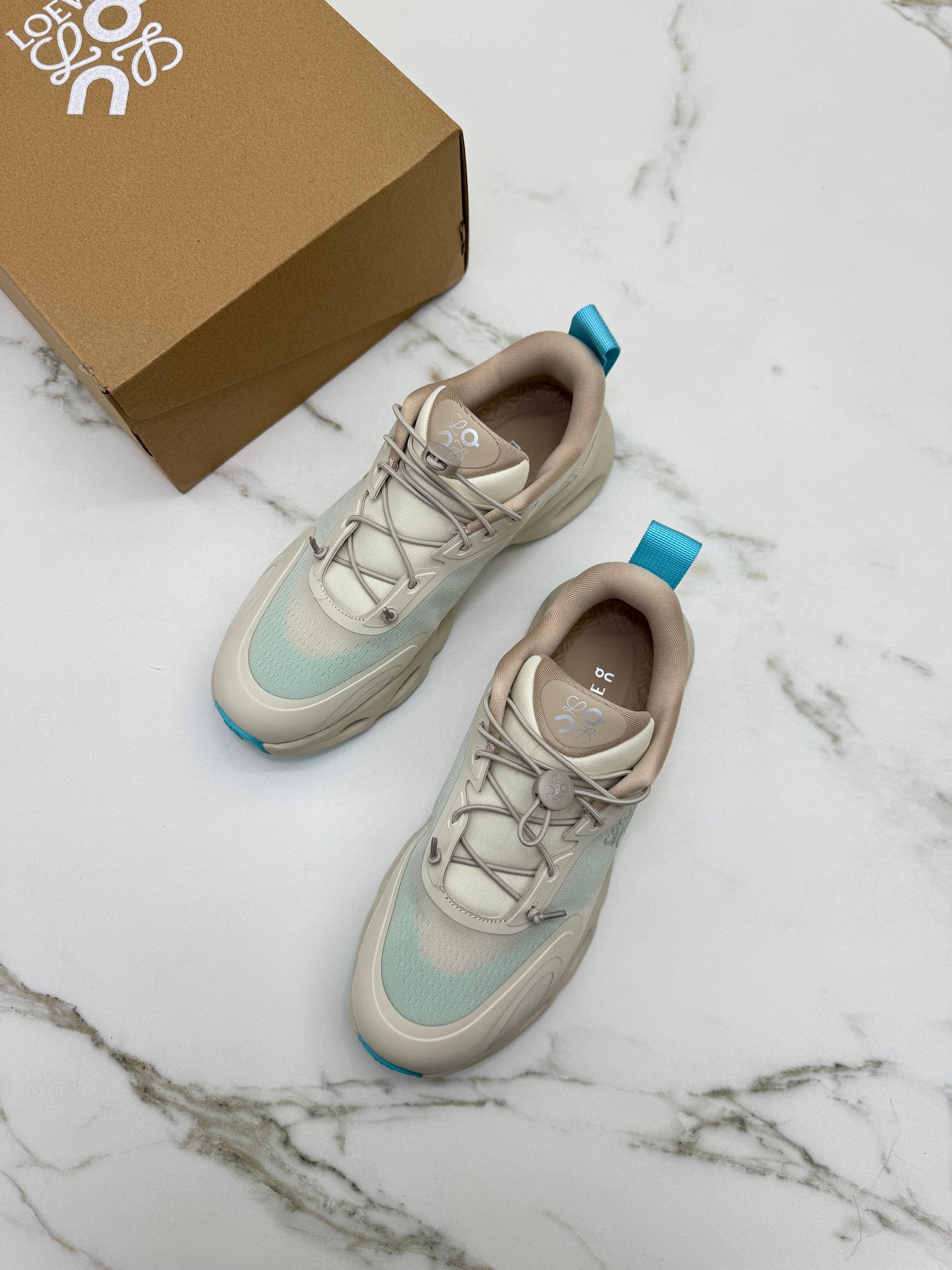 LOEWE X ON 8.0 淺米拼天藍色