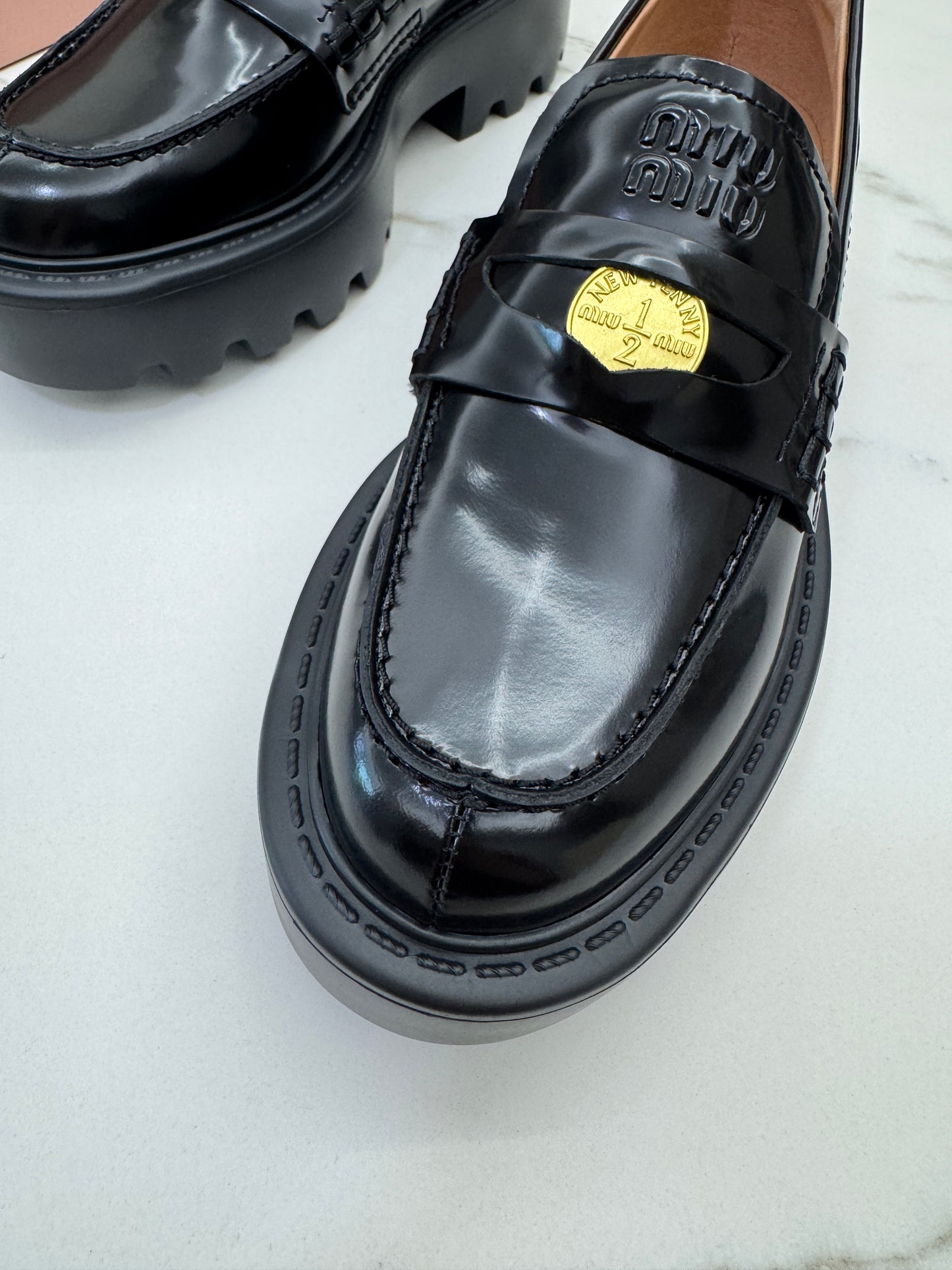 MIU MIU 金幣厚底Loafers 黑色